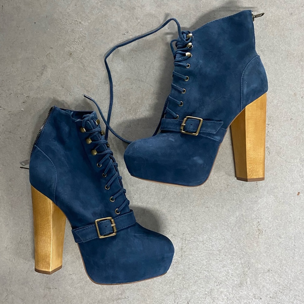 ***SOLD*** Steve madden boots 7.5